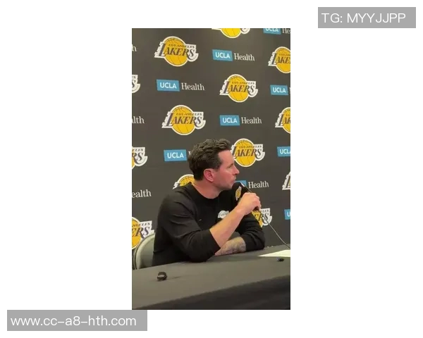 小莫评论雷迪克场边指挥詹姆斯的独特方式引发热议